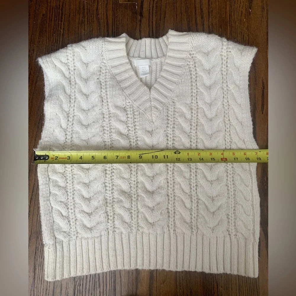 Oversized cable-knit sweater vest - Picture 6 of 7